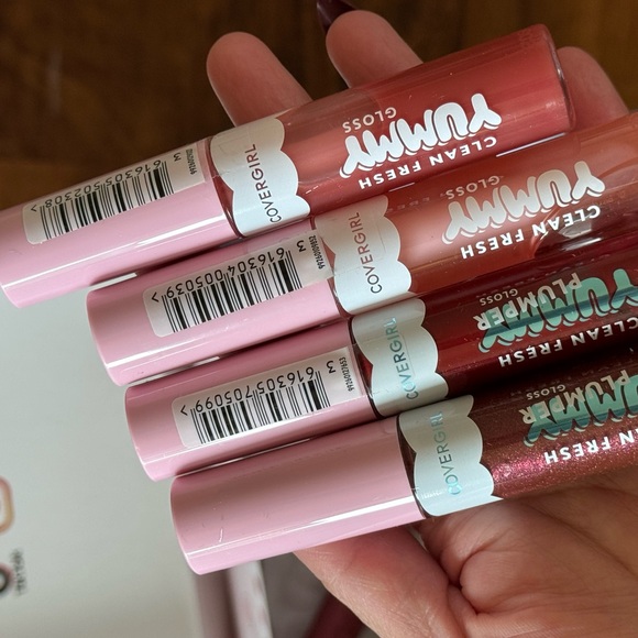 BUNDLE COVER GIRL LIP GLOSS AND LIP STAINS ALL BRANDNEW AND SEALED - Picture 3 of 11